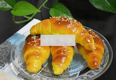 Cow horn bread