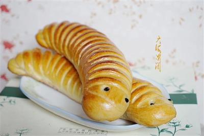 Raspberry caterpillar bread