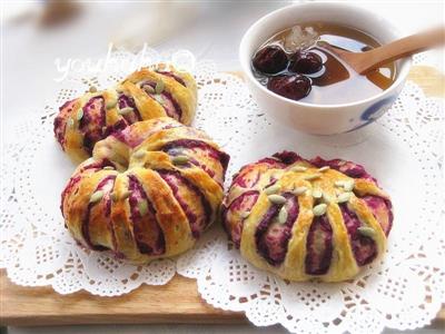 Flowered purple bread rolls