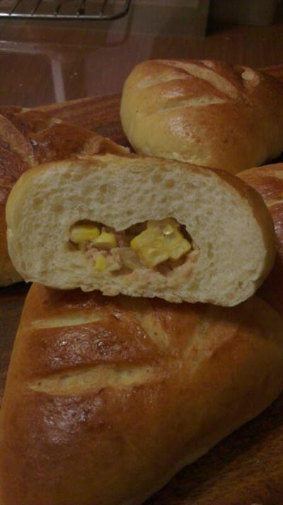 Fish and corn salad bread