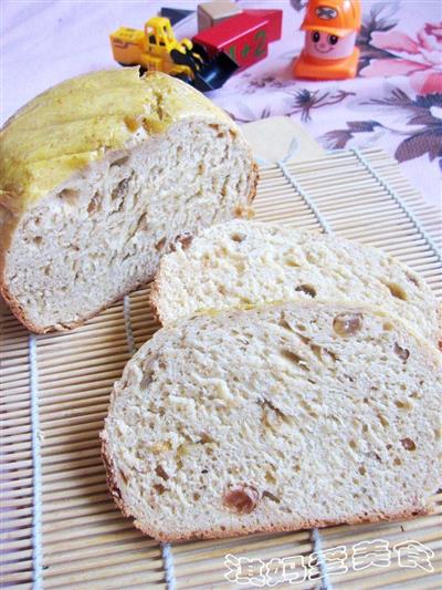 Whole wheat bread with raisins