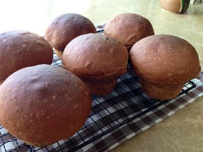 Champiñones pequeño panecillo- canela vino relleno