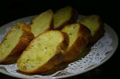 Garlic bread with steak