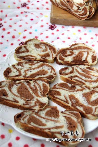 Six loaves of bread in two colors