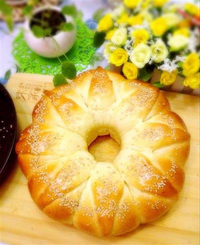 Crown flower bread