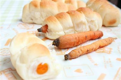 Carrot bread rolls with carrots