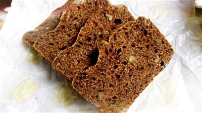 Oil-free red sugar walnut bread