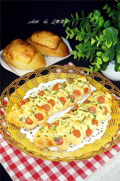 Onion bread and cheese bread