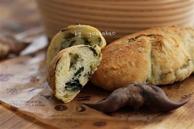 Spinach queso panecillo