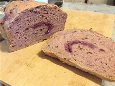 Sugar-free and oil-free purple potato and date bread