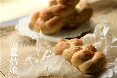 Red and white bread