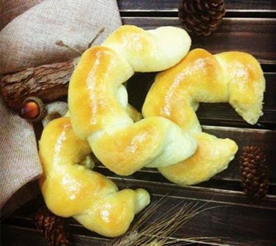 Cheese and goat horn bread