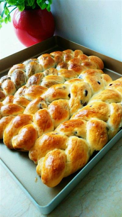 Honey bean braid panecillo