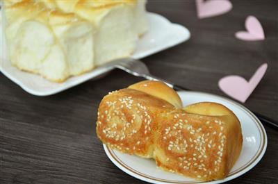 Bread rolls with crispy flowers