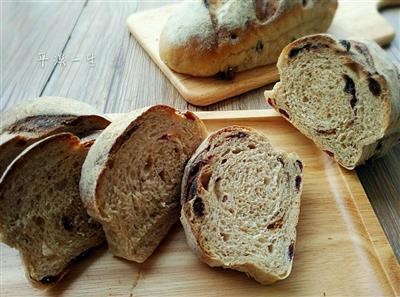 Dried bread with rye fruit