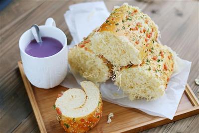 Onion bread rolls