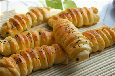 Caterpillar bread