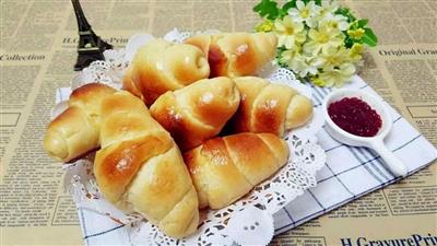 What do babies and adults eat for breakfast - fragrant butter bread rolls