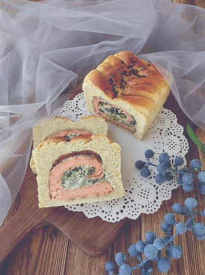 Smoked salmon cheese pack with spinach