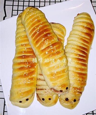 Strawberry caterpillar bread