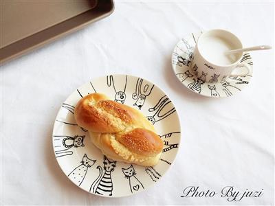 Bread shaped like coconut