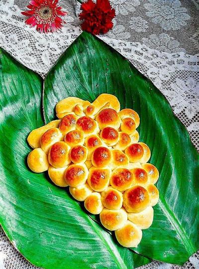 Cheese grape bread