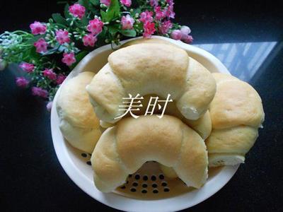 Cheese cow horn bread