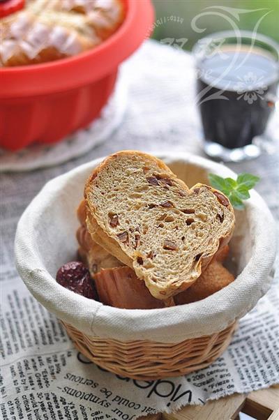 Red sugar date bread