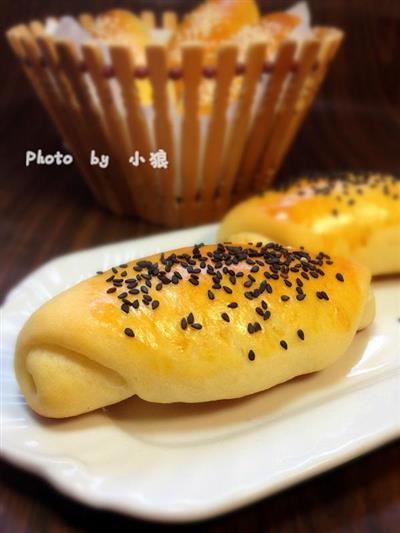 Sesame cream rolls