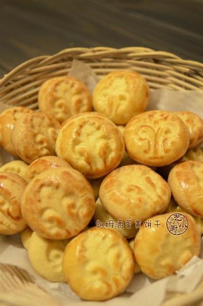 Rum and egg yolk cookies