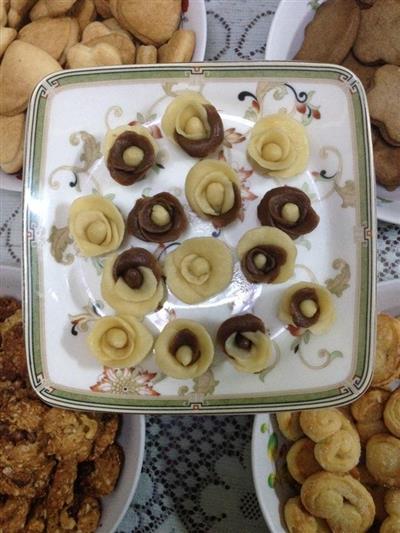 Rose-shaped cookies