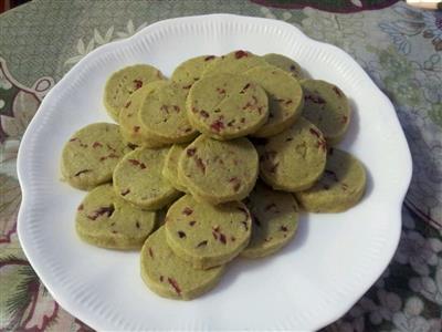 Tea-flavored cranberry biscuits and cocoa nuts