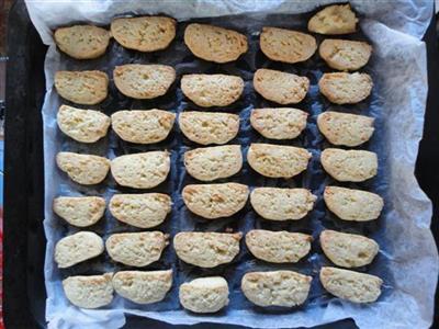 Low-sugar beans and sesame cookies