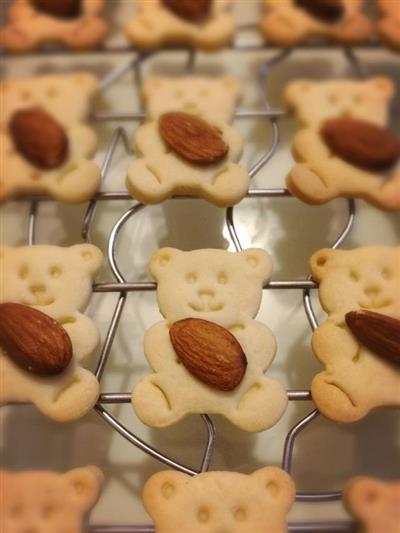 Bear and Almond cookies