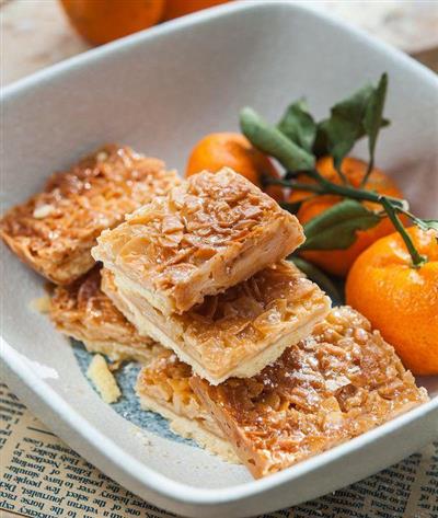 Super-scented caramel almond crispy