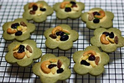 Tea and almond nut cookies