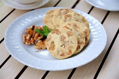 Red sugar walnut cookies