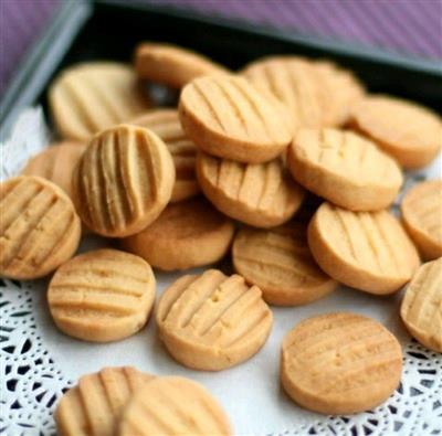 Gingerbread and peanut butter cookies