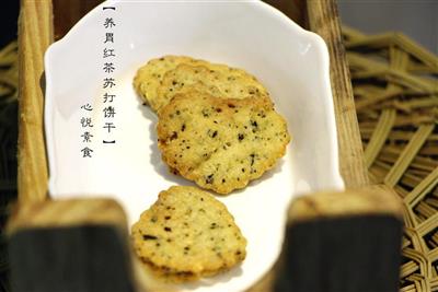 Soda biscuits with black tea for the stomach