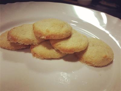 Grey-gray lemon and sugar cookies