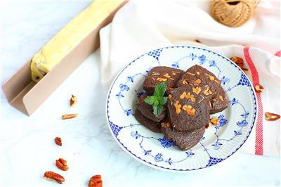 Chocolate and nut cookies