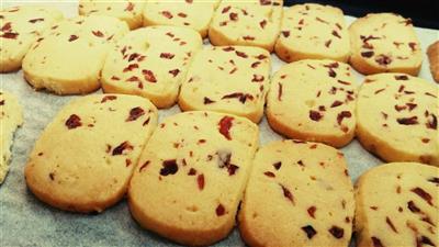 Cranberry biscuits with sweet and sour cocoa