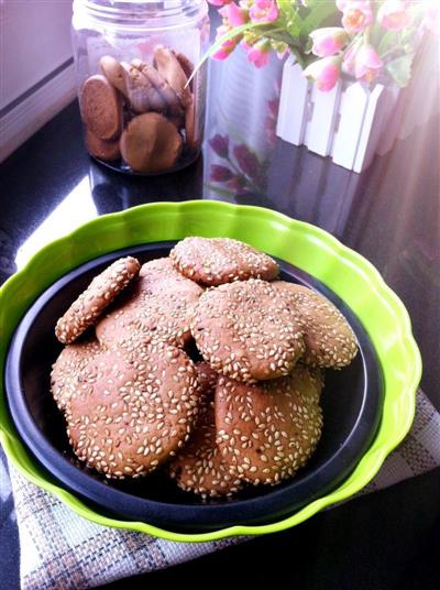 Red sugar sesame biscuits