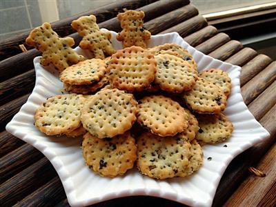 Onion and seaweed biscuits