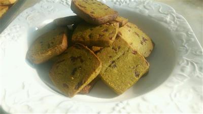 Green tea and cranberry cookies