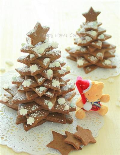 Chocolate cookie Christmas tree - a Christmas tree full of snowflakes to bring you happiness