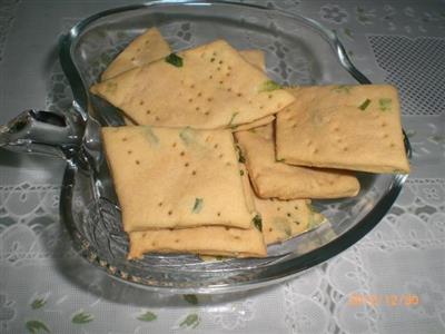 Onion and soda biscuits