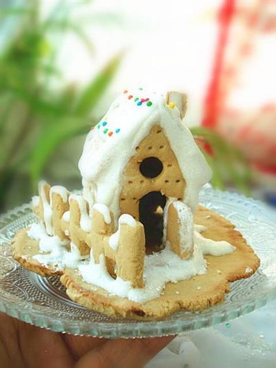 The mini gingerbread house