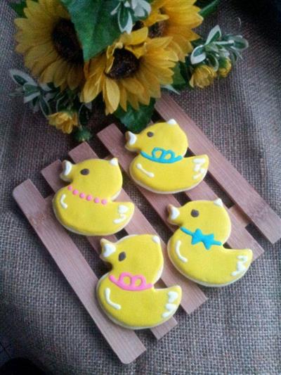 Pequeñas galletas de azúcar amarillo