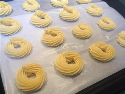 Butter cookies with crispy cocoa